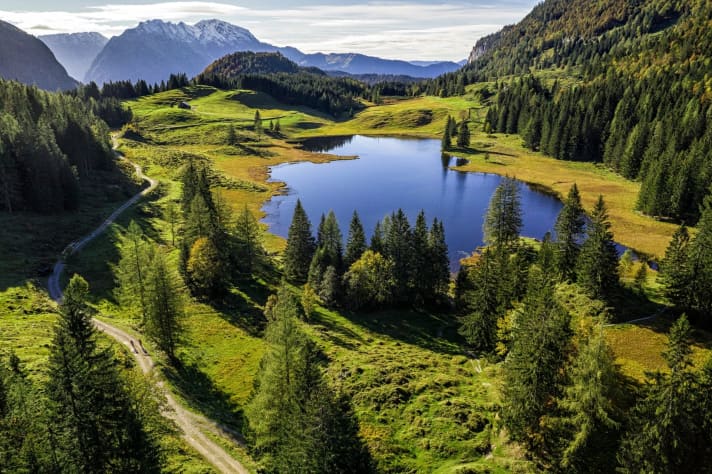   The 44-kilometre gravel bike tour leads from Abtenau via the Rocheralm up to the idyllic Seewaldsee lake.
