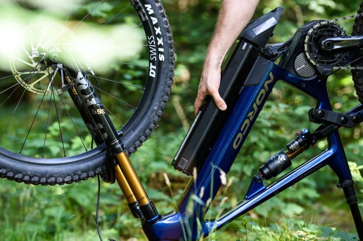   Die 900 Wattstunden stecken im Unterrohr und werden nach unten aus dem geschlossenen Unterrohr entnommen. Das kennen wir bereits von Specialized. So wird der Schwerpunkt möglichst tief gehalten.