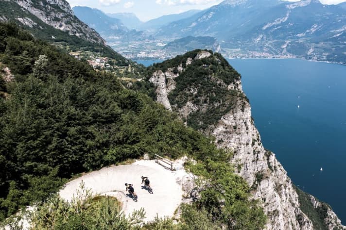   Classic for the final descent: The <a href="https://de.wikipedia.org/wiki/Bike_Transalp#Geschichte" target="_blank" rel="noopener noreferrer nofollow">BIKE Transalp</a> 2021 led over the legendary Tremalzo Pass down to Riva.
