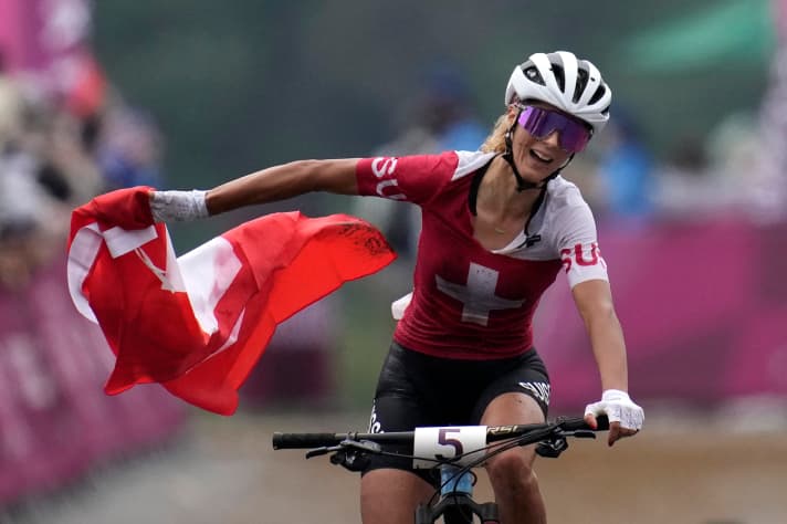   Crossing the finish line with the Swiss flag in her hand: Jolanda Neff remained true to her dress code at the Olympic Games. Short gloves and large, mirrored glasses.