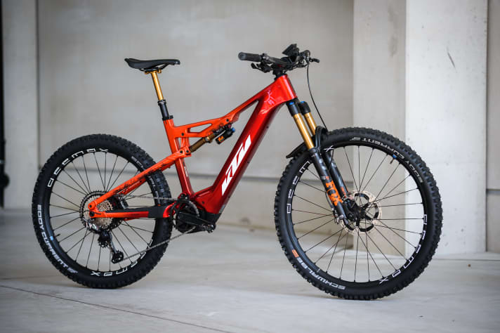   Mit 160 Millimetern Federweg ist das Macina Kapoho ein fähiges All Mountain für lange und anspruchsvolle Touren. Das E-Bike kostet mit dem neuen Bosch-System mindestens 4999 Euro. Das Einstiegsmodell kommt noch mit  "altem" Bosch-Antrieb und kostet 4699 Euro.