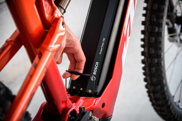   Um die Entnahme zu erleichtern, verbaut KTM einen Handgriff unten am Akku, mit dem sich der 4,5 Kilogramm schwere Energiespeicher unkompliziert entnehmen lässt.