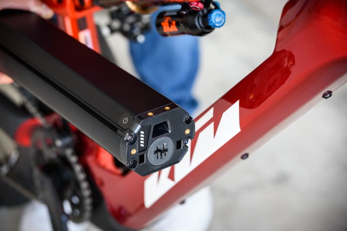   The new Bosch battery with 750 watt hours is 68 millimetres longer than the battery with 625 watt hours. The new connections are not backwards compatible.