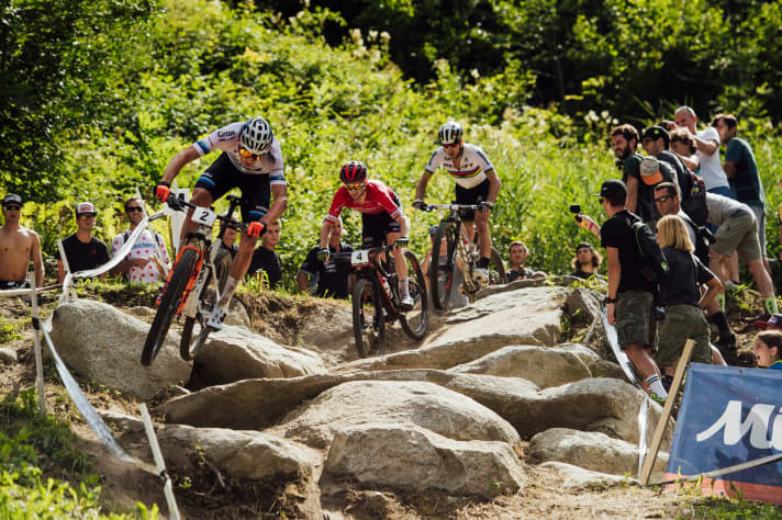   Van der Poel is missing in Val di Sole. Olympic silver medallist Mathias Flückiger (centre), who also took silver in Leogang in 2020, is one of the top favourites. The course in Val di Sole also suits his compatriot Nino Schurter.