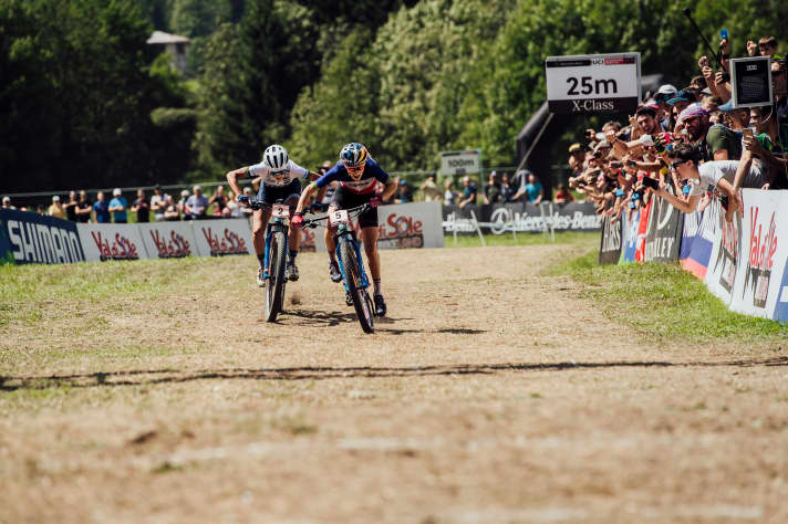   Bereits beim letzten Worldcup in Val di Sole 2019 sprinteten Ferrand-Prévot und Neff um den Sieg. Ob es bei der WM ähnlich knapp wird, zeigt sich am Samstag.