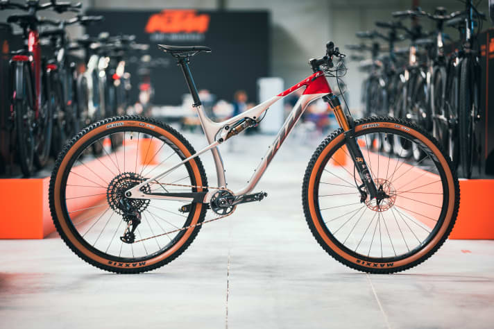 With the Scarp MT with 120 millimetres of travel, KTM offers a fast bike for racing and everyday use. For reasons of weight, the two top models come without, all other models with a dropper post. It starts at 2999 euros, with a carbon frame. | n.