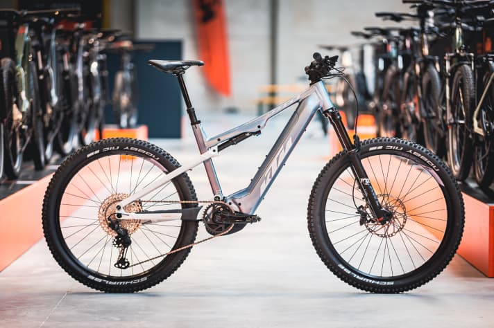   With 140 millimetres of travel and 27.5-inch tyres, the Macina Lycan touring bike should be easy to ride and comfortable. As with the Macina Chacana, the minimalist damper linkage is new. With the new Bosch system, the bike costs at least 4699 euros, otherwise prices start at 4399 euros.