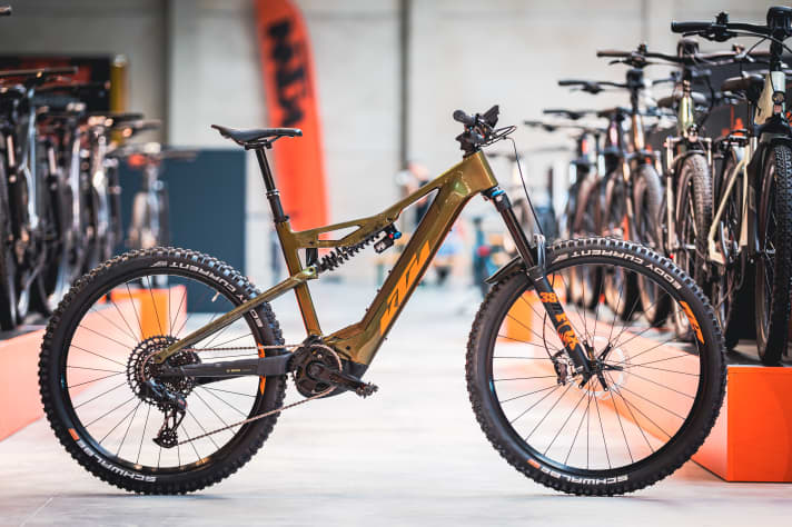   Made for the rough stuff: The Macina Prowler with 180/170 millimetres of suspension travel is designed to take the fear out of demanding descents. It starts at 5799 euros, the cheapest model with the new Bosch system costs 6399 euros.