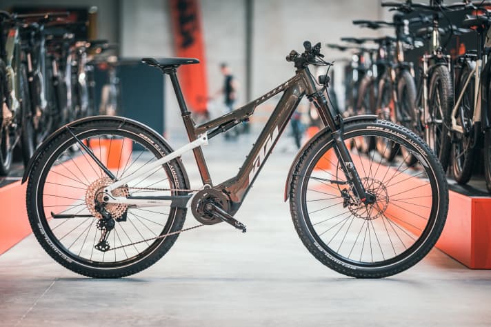   The Macina Chacana with 120 millimetres of suspension travel is also available ex works in an SUV version with mudguards, kickstand and pannier rack. It costs 5399 euros. The cheapest Chacana changes hands for 4099 euros, but still relies on the previous Bosch system.