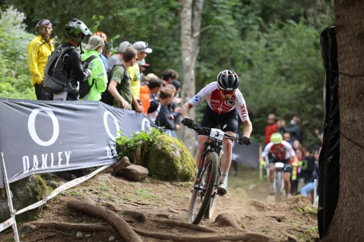   Mathias Flückiger probierte immer wieder, Nino Schurter abzuschütteln. Aber das gelang Flückiger sowohl in den steilen Uphills, als auch auf den technischen Abfahrten nicht.