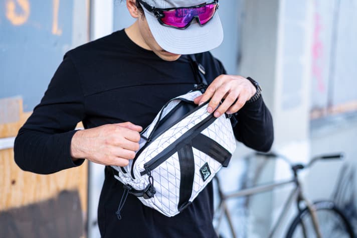 Die verschweißten Nähte und das wasserabweisende Material schützen den Inhalt bei Regenfahrten.