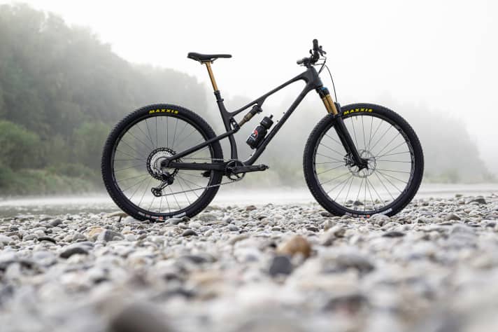   Formschön, elegant und gemacht für lange Tage auf Singletrails: Das neue <a href="https://intl.bikes.com/de/collections/element" target="_blank" rel="noopener noreferrer nofollow">Rocky Mountain Element</a>  lässt den kanadischen Spirit überall dort aufkommen, wo seine Reifen den Untergrund berühren. 9700 Euro muss man für dieses Modell mit 10,9 Kilo ohne Pedale hinblättern. Die günstigste Version aus Alu gibt es für immer noch stolze 4200 Euro.