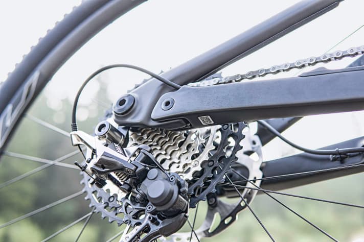   Unlike the competition: Rocky Mountain has not replaced the Horst link bearing with flexible chainstays, but has stuck with the classic four-link rear triangle. Unlike its predecessor: For more stiffness and less wear, the bearing seat on the chainstay is again supported on both sides.