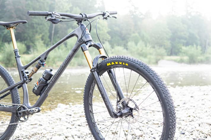   Mit der 130-mm-Gabel verblüfft Rocky Mountain erneut. Wobei: Wenn schon die Rennfahrer 120er-Gabeln fahren, können es für den Trail- und Toureneinsatz doch auch etwas mehr sein, oder? Höchstwahrscheinlich werden sich die 130er-Gabeln im Down-Country-Segment durchsetzen. Bleibt das Konzept damit so erfolgreich wie zuletzt?