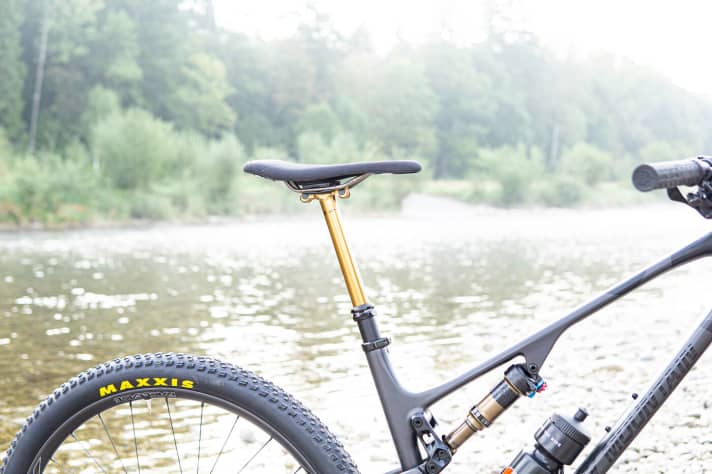   Darf nicht fehlen: Die Teleskop-Sattelstütze war einst bestimmendes Merkmal der Down-Country-Bikes. Mittlerweile ist sie auch im Cross-Country- und Marathon-Einsatz zum Standard geworden.