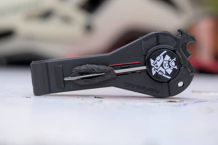   Kann weit mehr als nur aufgeschlitzte Tubeless-Reifen zu flicken: das Switchblade-Tool von Sahmurai, das 29,90 Euro kosten soll.
