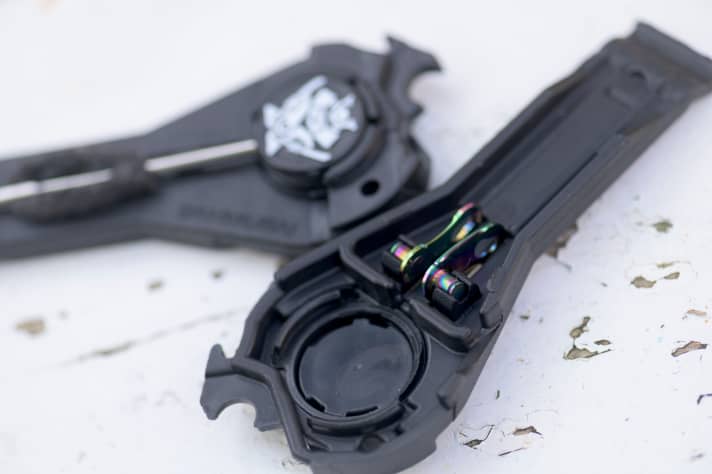   Im Inneren des Tools kann man ein Ersatz-Kettenschloss verstauen.