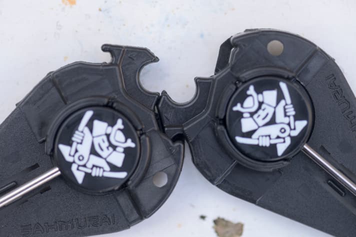   Mit den zwei spitzen Hälften des Tools kann man Kettenschlösser öffnen.