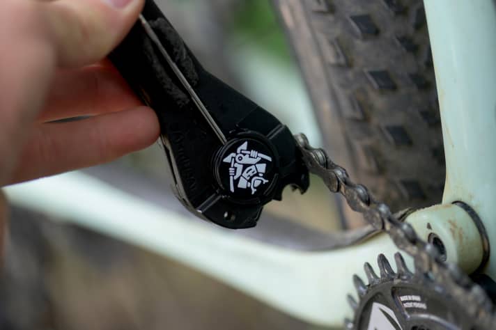   Mit dem Tool kann man die ölige Kette vom Antriebsstrang nehmen oder wieder aufs Kettenblatt fädeln, ohne sich die Hände schmutzig zu machen.