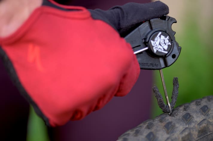   Im Idealfall hat man die Gabel im Tool bereits mit einer "Wurst" bestückt. Dann klappt's im Ernstfall mit dem Einführen des Plugs ganz schnell.