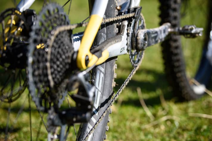   A chainstay protector dampens the riding noise. The frame is also protected under the down tube and on the seat stay against impacts from the chain and bumps.