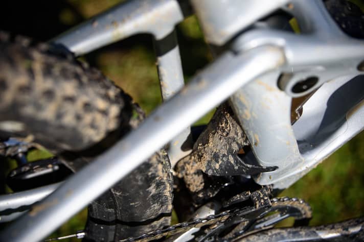   The damper is articulated from both sides. A small mudguard protects it from excessive dirt bombardment. The lower shock rocker should also be more stable than before in favour of greater stiffness - the stiffness of the rear triangle is nevertheless in the lower range.