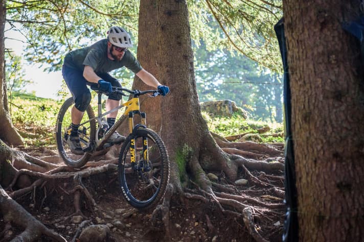   For an all-mountain bike, the Mondraker sits well on the trail and you can let it fly downhill. However, the travel knows its limits and the rear suspension feels slightly undefined at 30 per cent SAG and more.