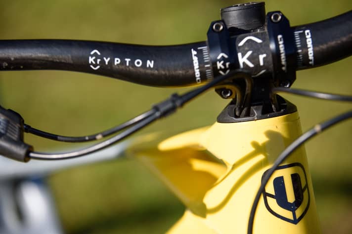   The cables already run into the frame at the headset. This ensures a tidy appearance and the frame does not have to be drilled for the cable routing. A handlebar stop prevents the handlebars from over-rotating.