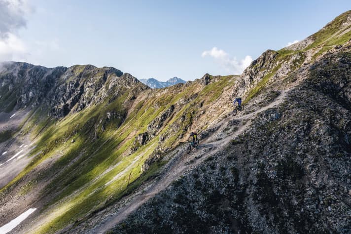   Hut tour Alpine trail delicacy in the Davos mountains: off to the Kesch Hut! Enjoy two days and switch off from everyday life. Page 120