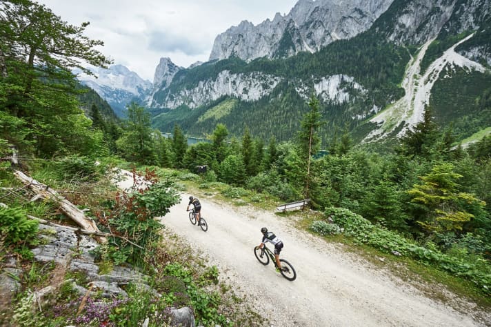   Die legendäre Salzkammergut Trophy gehört zur Mountainbike-Challenge-Serie und feiert in diesem Jahr 25-jähriges Jubiläum. Dafür gibt's bei der Trophy 2022 eine spezielle Vintage-Wertung. Mehr Infos gibt's hier >> <a href="https://www.bike-magazin.de/mtb_news/events_rennen/salzkammergut-trophy-2022" target="_blank" rel="noopener noreferrer nofollow">Anmeldestart für die Jubiläums-Trophy</a>
