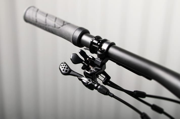   The L3 offers the same functions as the L2, supplemented by the activation of a mechanical Vario support via a third lever at the bottom.
