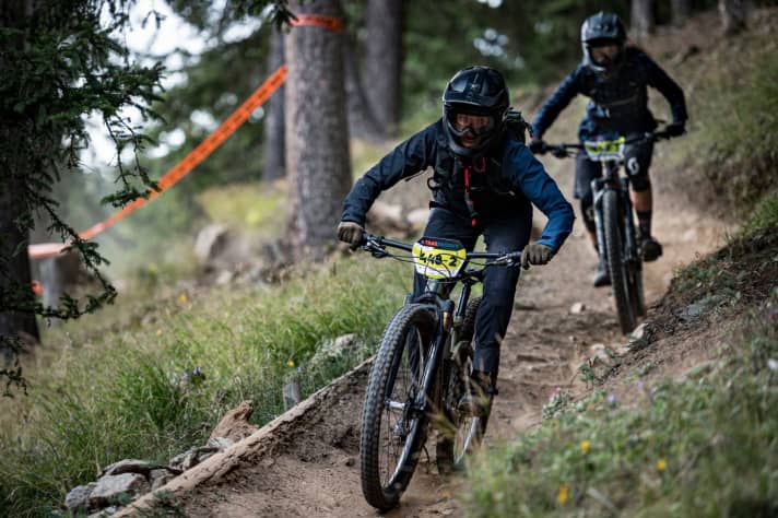   Double the fun: In the duo classification, two riders start the enduro stages at the same time.