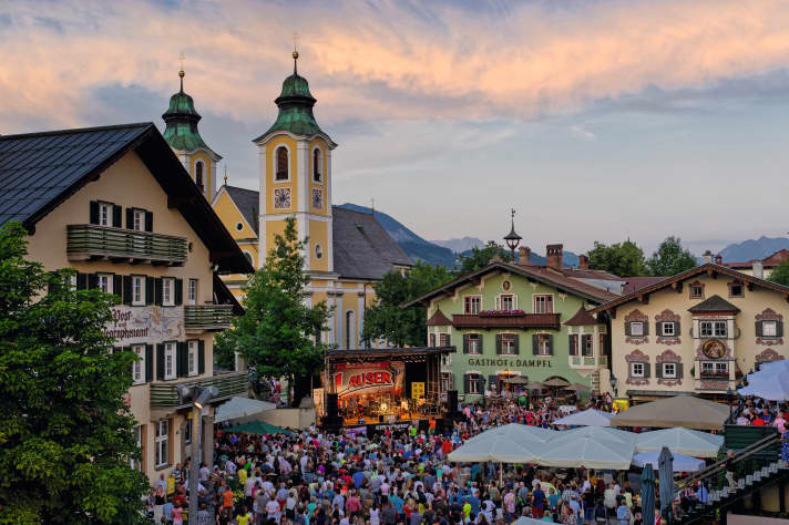 Even in summer, there is usually something going on in the Kitzbühel towns in the evenings.