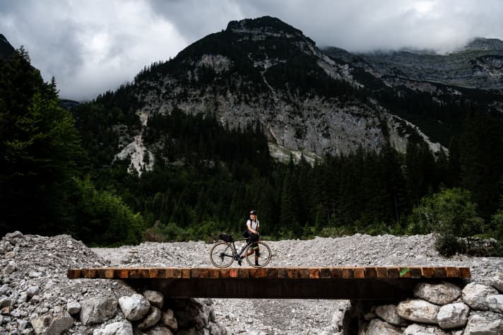   In the endless expanses (of the Alps): The long-distance gravel tours at Orbit360 can make you feel a little lonely.