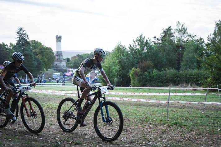 Against the backdrop of the Harkort Tower in Wetter (Ruhr), Elias Hückmann and the other bikers took to the XCO course.