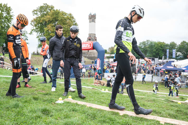 Max Ebrecht bei der Begehung des Trialparcours in Wetter.
