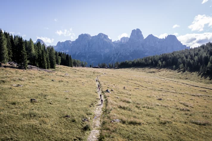 Crossing the Alps by mountain bike under your own steam in seven days: thousands of bikers have already faced this test as part of the BIKE Transalp.