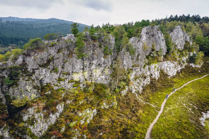 The 163-kilometre Pandurensteig trail between Cham and Passau leads through the Bavarian Forest off the beaten track. But not in an unspectacular way, but along striking rock faces.