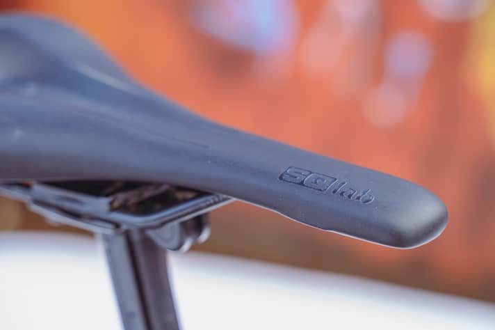 The sides are more waisted, the nose offers a wide, even contact surface 