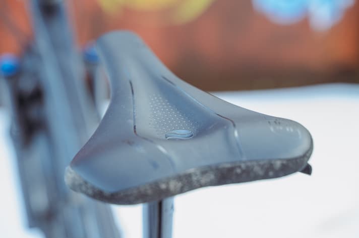 Slightly more padding than in the 612 and a pronounced relief zone are intended to improve comfort 