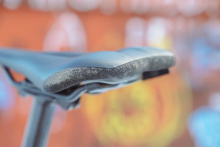 Der Flankenschutz macht den 614 voll geländetauglich und schützt den Bezug, wenn man das Bike mal ablegt  