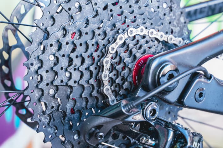 With 11-51 teeth, the cassette delivers a decent range 