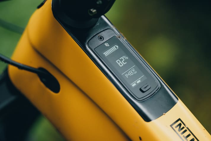 Auch das TQ-Display am Fuel EXe von Trek überzeugt mit seiner wertigen Erscheinung, guten Ablesbarkeit und viel Informationsgehalt. Am großen Button unten wird das Bike ein und ausgeschaltet, außerdem kann hier durch die unterschiedlichen Display-Ansichten geblättert werden.