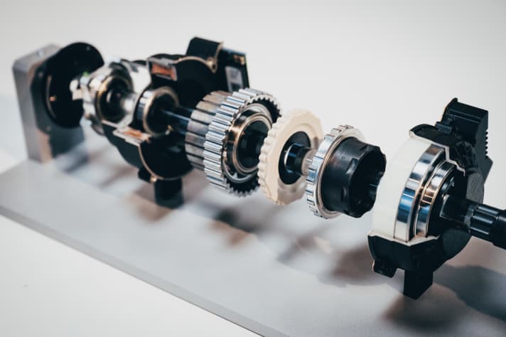  The harmonic pinring technology is based on a completely unique operating principle. You will look in vain for classic gearwheels in the entire engine. The advantage: fewer moving parts, more teeth that mesh during power transmission. This makes the gearbox record-breakingly small and quiet.