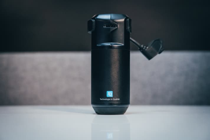 A range extender in water bottle format increases the capacity by 160 watt hours.