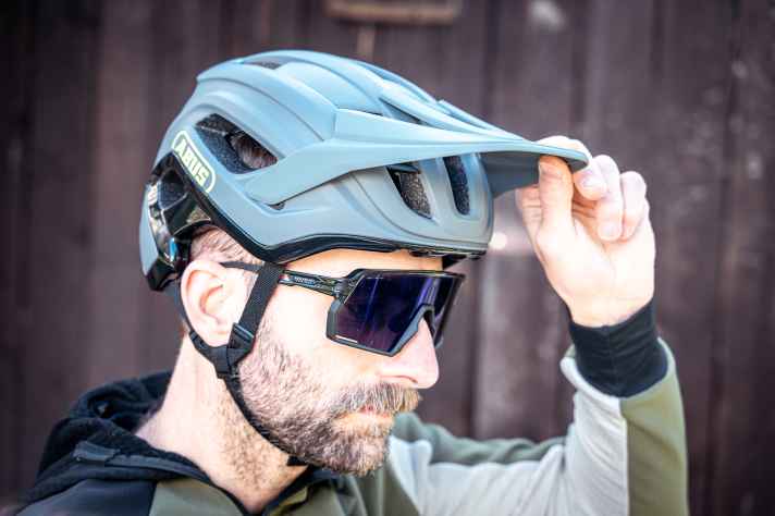 Die Visierverstellung ist leichtgängig. Eine Goggle hat locker darunter Platz. Eine passende Öffnung für die Sonnenbrille gibt es aber nicht