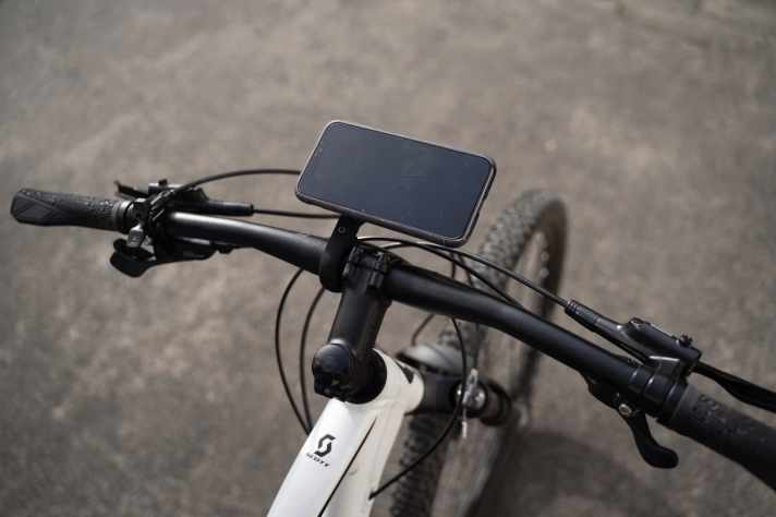 Die Grundplatte wird stabil verklebt oder ist in ein Case (iPhone, Pixel, Samsung) integriert.