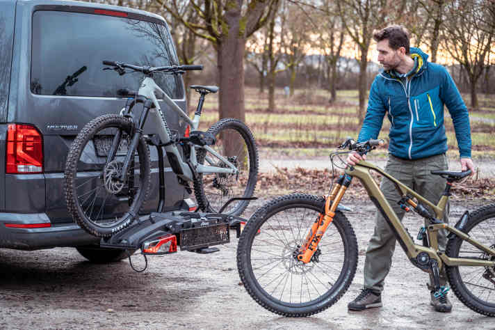 Attacher le premier vélo ne pose généralement aucun problème. Cela devient souvent difficile lorsqu'il s'agit de transporter deux ou trois vélos.