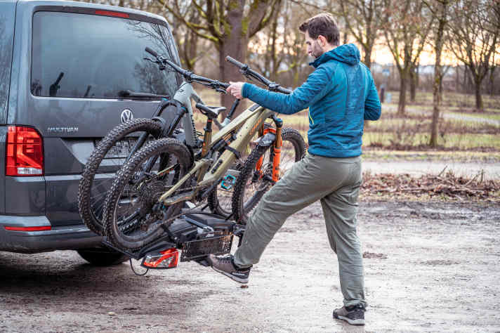 Für Fahrzeuge mit großer Heckklappe gibt es ein Erweiterungs-Set, das den Klappwinkel auf 85 Grad erhöht
