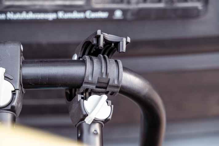 Die Gummierung unter der Klemmung erschwert das Versetzen der Greifer zusätzlich